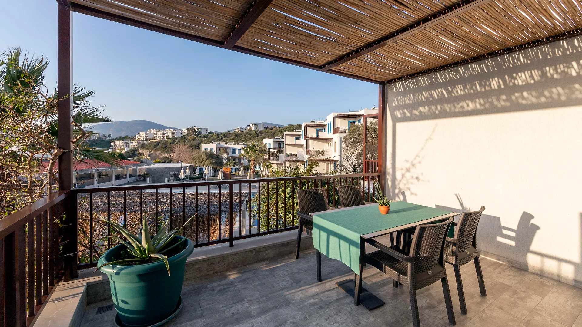 Отель Dorman Suites Битез